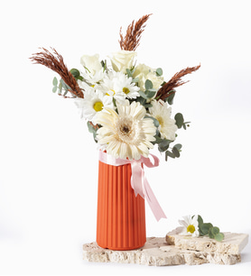 Turuncu Çizgili Vazoda Beyaz Gerbera ve Güller